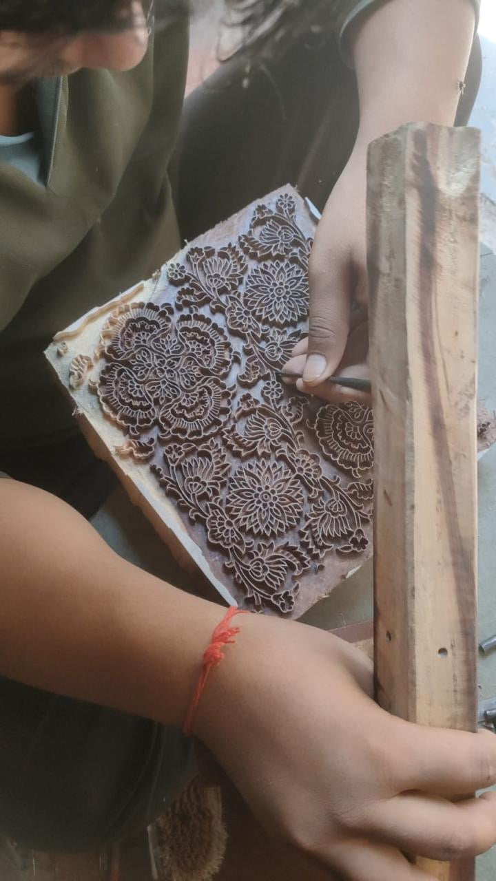 Elegant midi sunset over the ocean